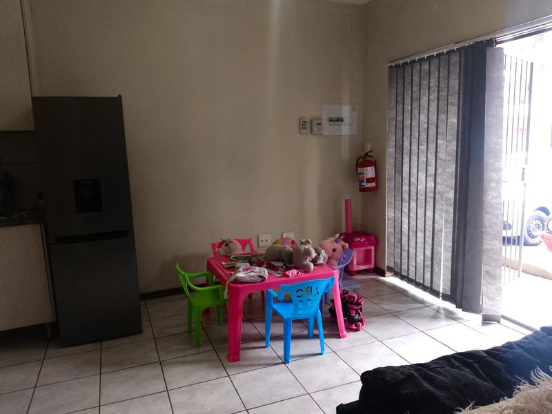 Up for Grabs! - Photo 5