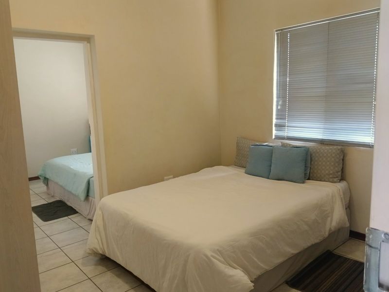 Up for Grabs! - Photo 8