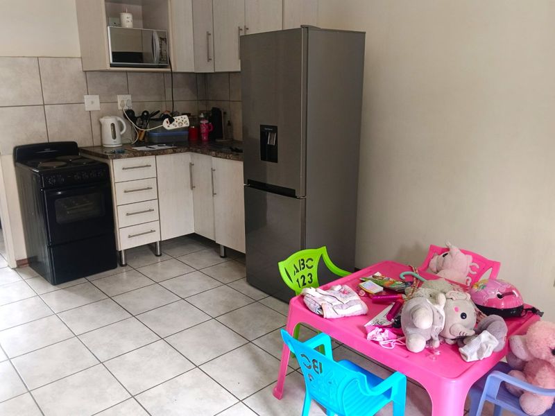 Up for Grabs! - Photo 6