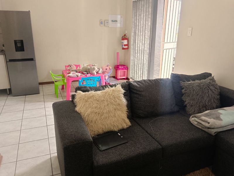 Up for Grabs! - Photo 3