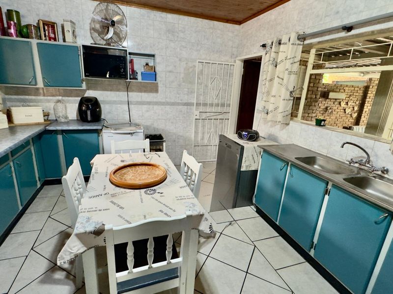 4 Bedroom 2 Bathroom House Dorandia + Big Flatlet - Photo 10