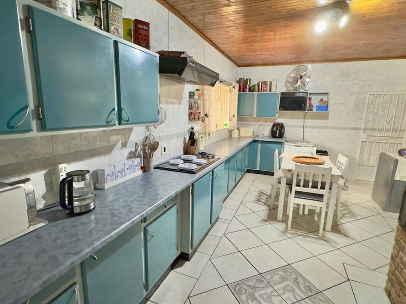 4 Bedroom 2 Bathroom House Dorandia + Big Flatlet - Photo 9