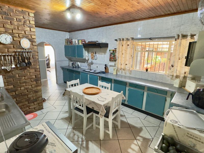 4 Bedroom 2 Bathroom House Dorandia + Big Flatlet - Photo 8