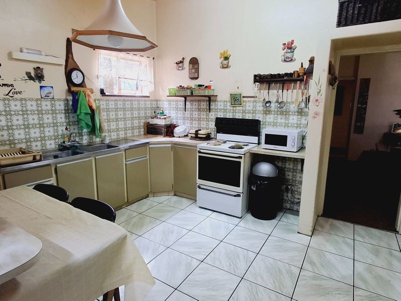 Spacious 3-Bedroom Home Within Walking Distance to Major Amenities in Sasolburg - Photo 2