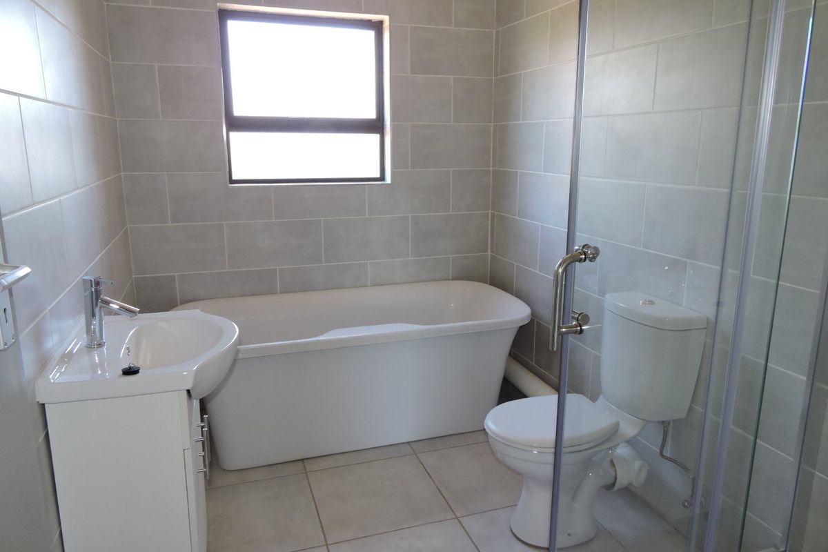 IMMACULATE UPMARKET APARTMENT FOR SALE IN LIFESTYLE COMPLEX - Photo 4