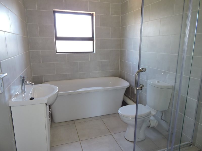 IMMACULATE UPMARKET APARTMENT FOR SALE IN LIFESTYLE COMPLEX - Photo 4