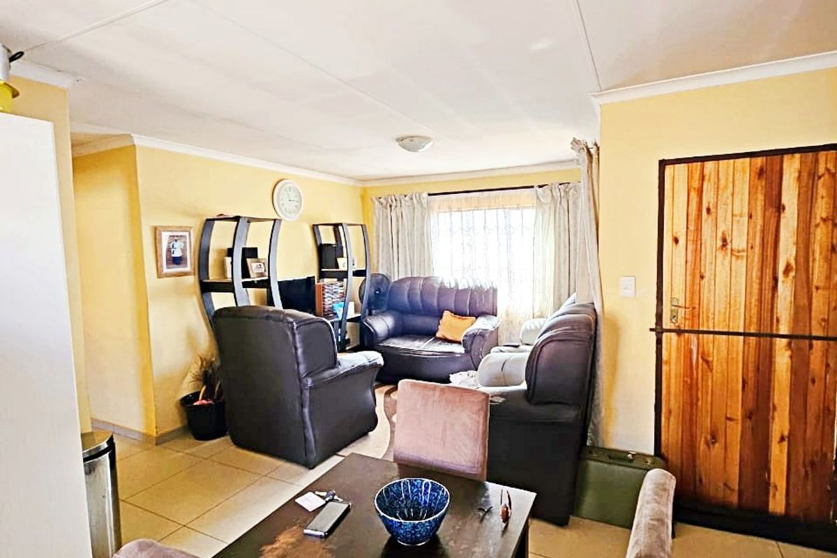 Perfect Family Home in Protea Glen – Move-In Ready - Photo 3