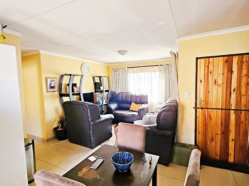 Perfect Family Home in Protea Glen – Move-In Ready - Photo 3
