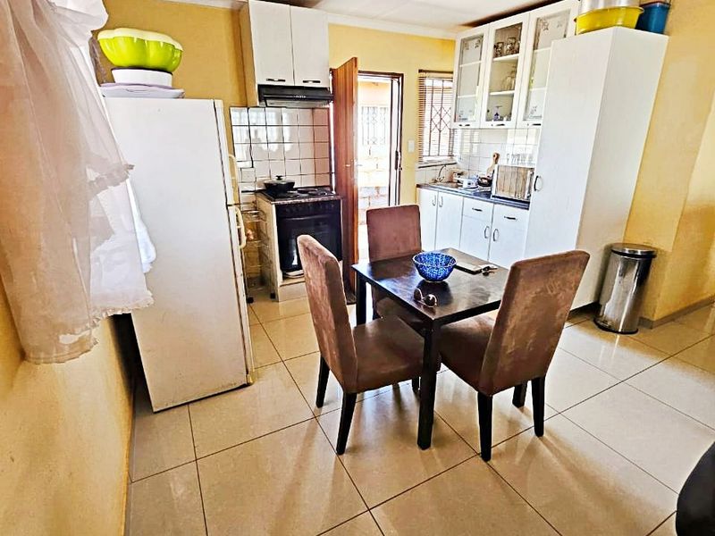 Perfect Family Home in Protea Glen – Move-In Ready - Photo 2