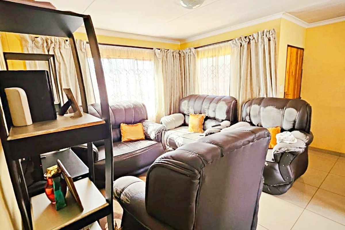 Perfect Family Home in Protea Glen – Move-In Ready - Photo 4