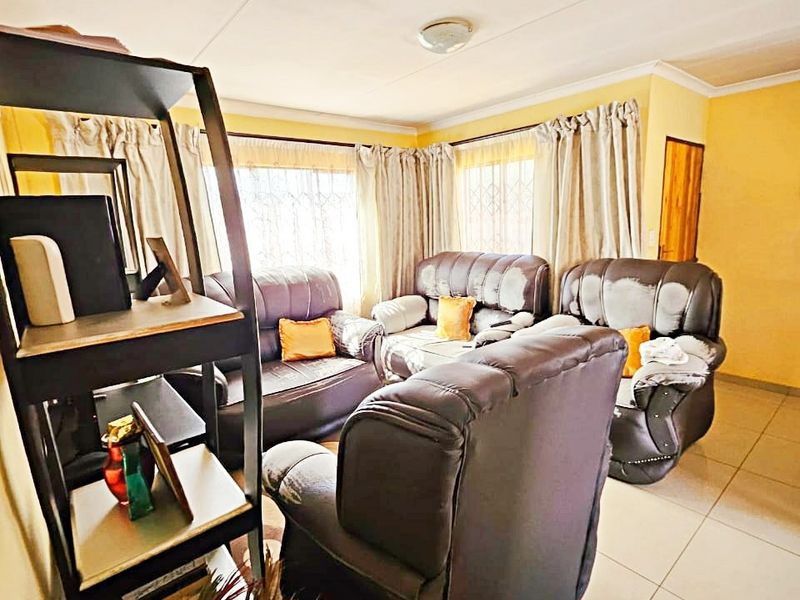 Perfect Family Home in Protea Glen – Move-In Ready - Photo 4