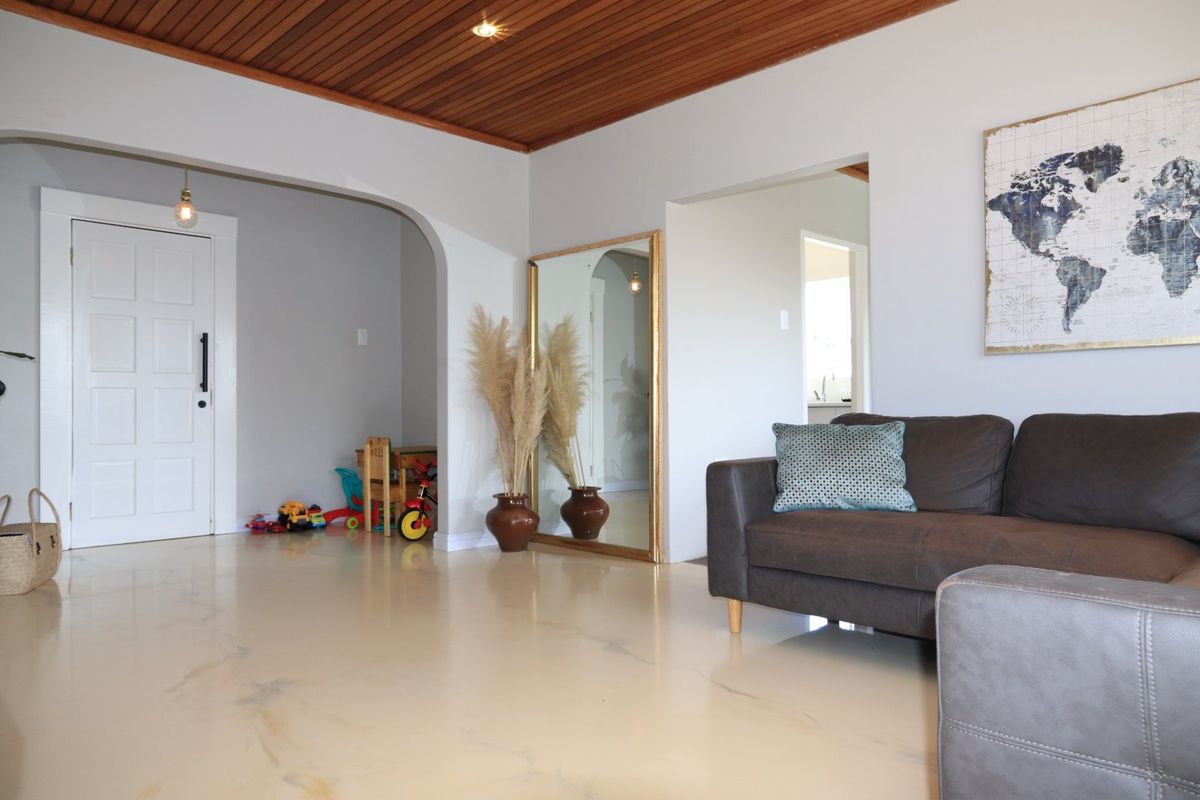 Family home in Greenfields, with opportunity for outdoor living - Photo 2