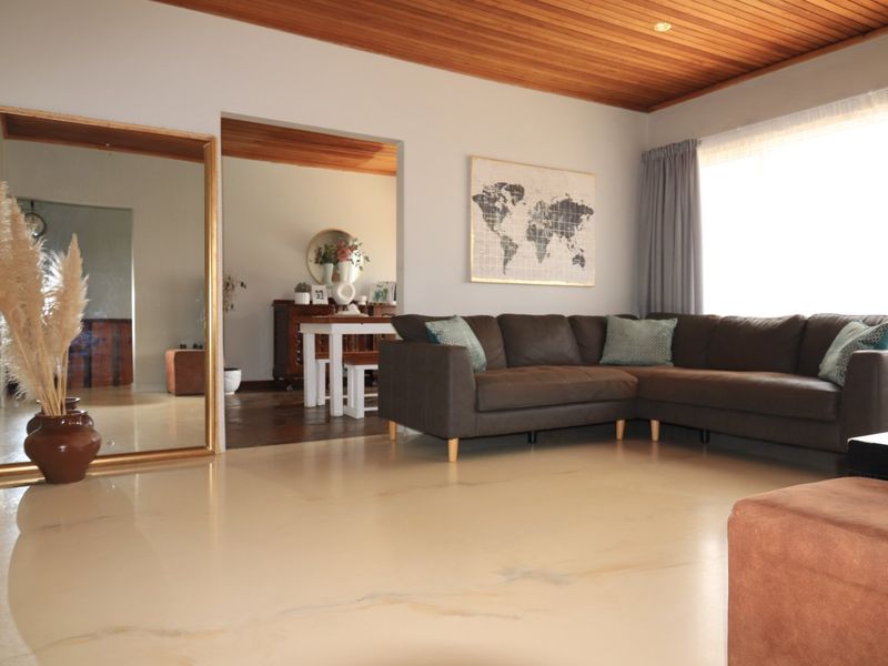 Family home in Greenfields, with opportunity for outdoor living - Photo 4