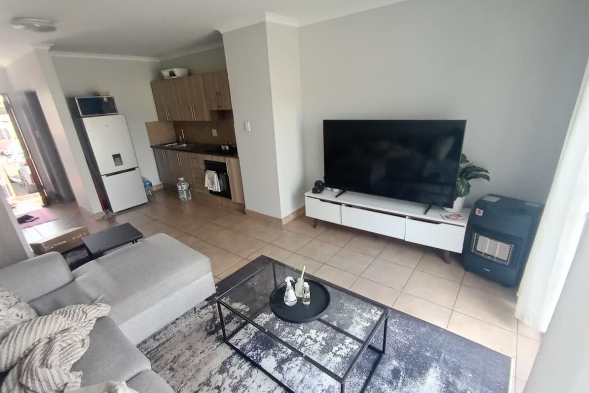 Modern 2-Bedroom Apartment in Secure Complex – A Perfect Place to Call Home - Photo 3