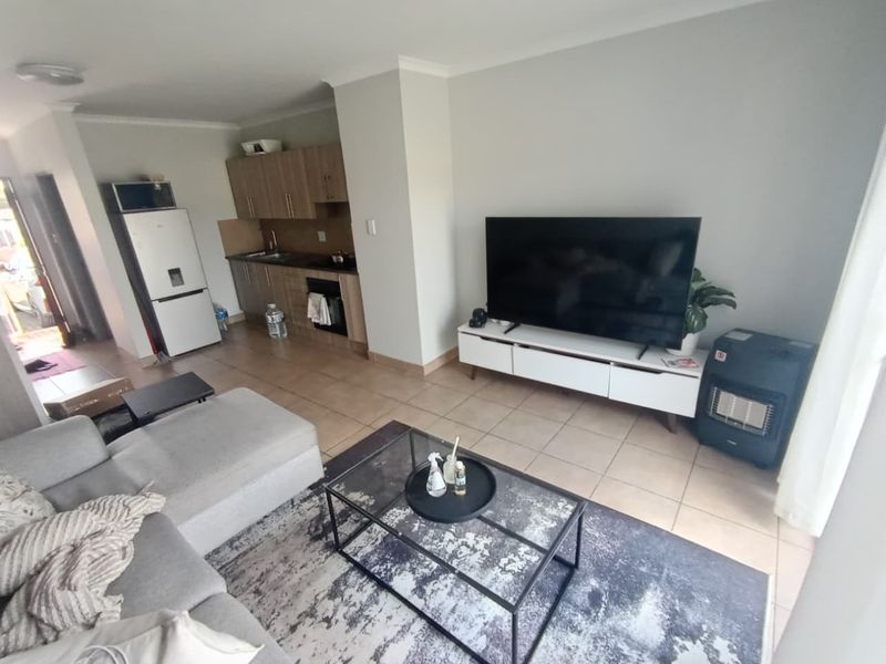 Modern 2-Bedroom Apartment in Secure Complex – A Perfect Place to Call Home - Photo 3