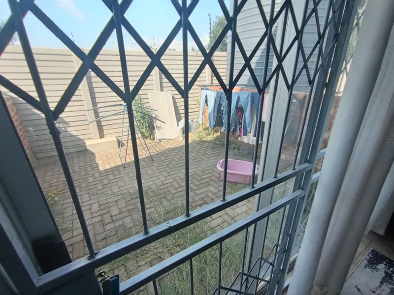 Modern 2-Bedroom Apartment in Secure Complex – A Perfect Place to Call Home - Photo 8