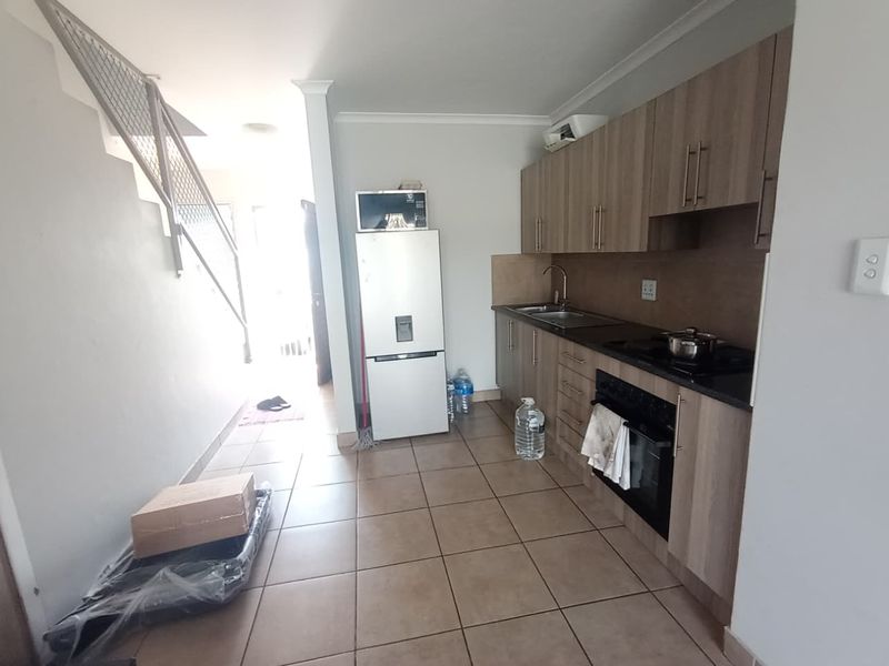 Modern 2-Bedroom Apartment in Secure Complex – A Perfect Place to Call Home - Photo 7