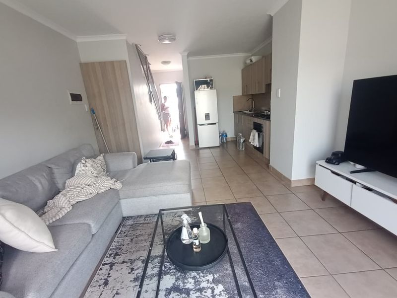 Modern 2-Bedroom Apartment in Secure Complex – A Perfect Place to Call Home - Photo 4