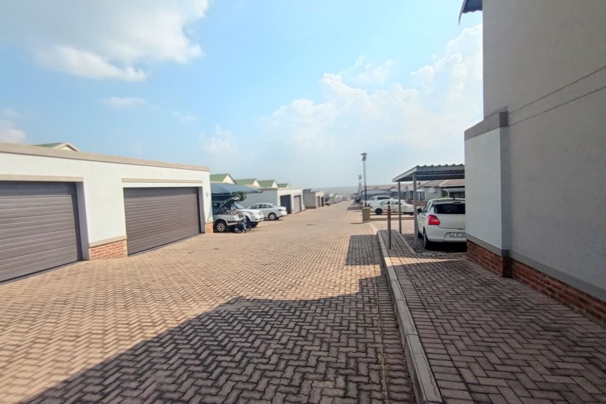 Modern 2-Bedroom Apartment in Secure Complex – A Perfect Place to Call Home - Photo 2