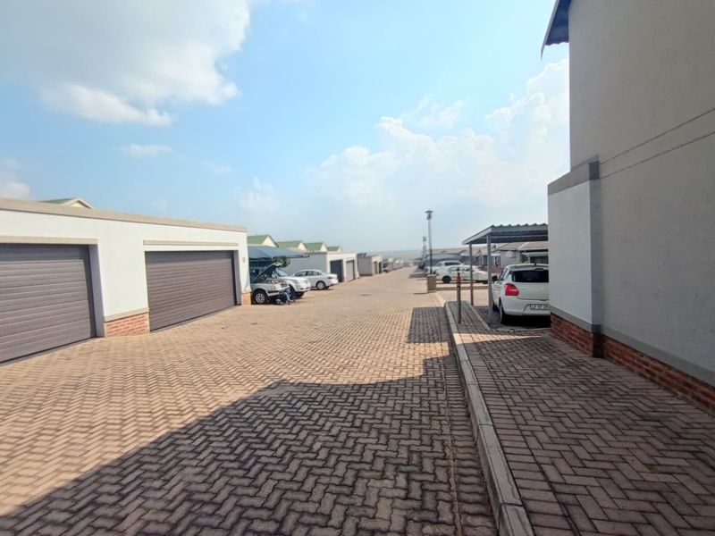 Modern 2-Bedroom Apartment in Secure Complex – A Perfect Place to Call Home - Photo 2