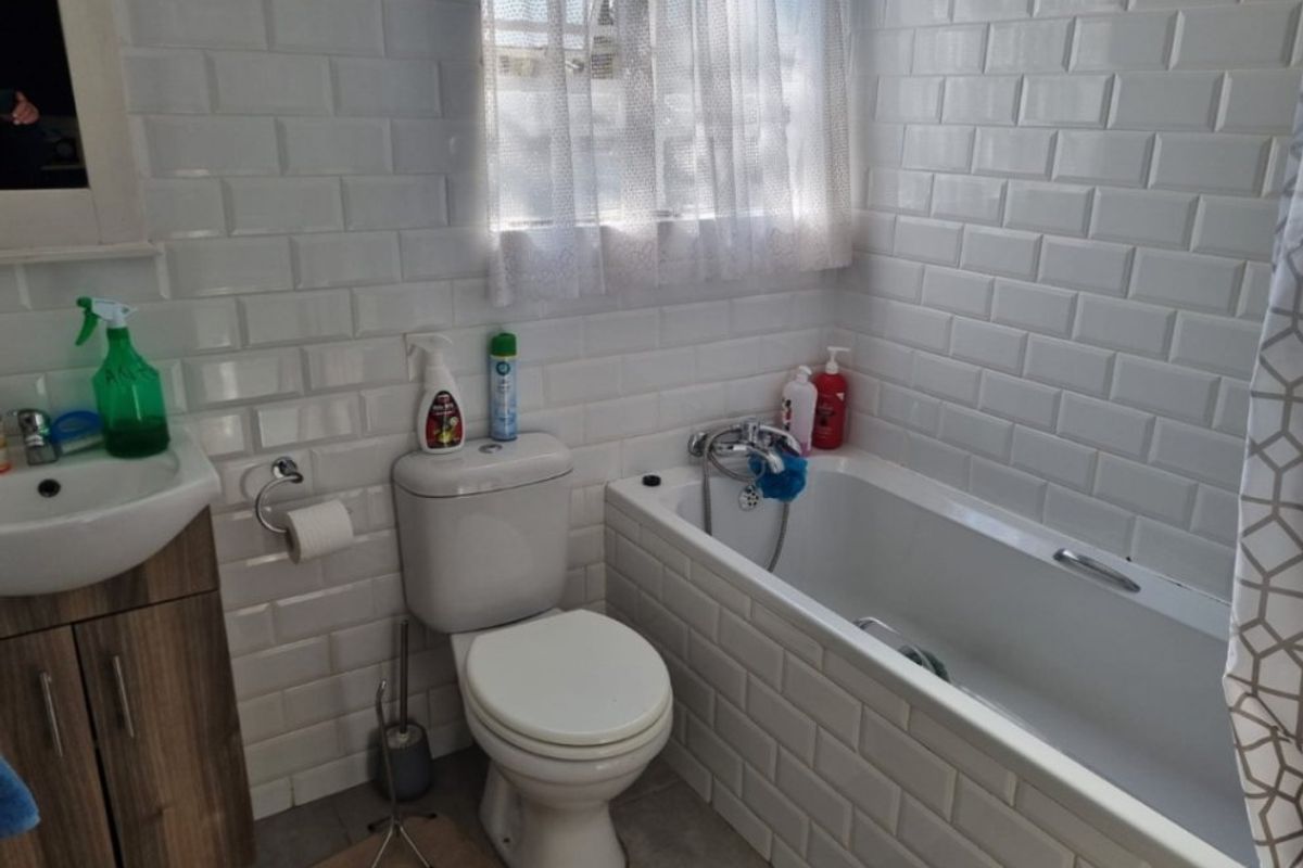 Secure, Spacious & Perfectly Located 3-Bedroom Flat - Photo 4