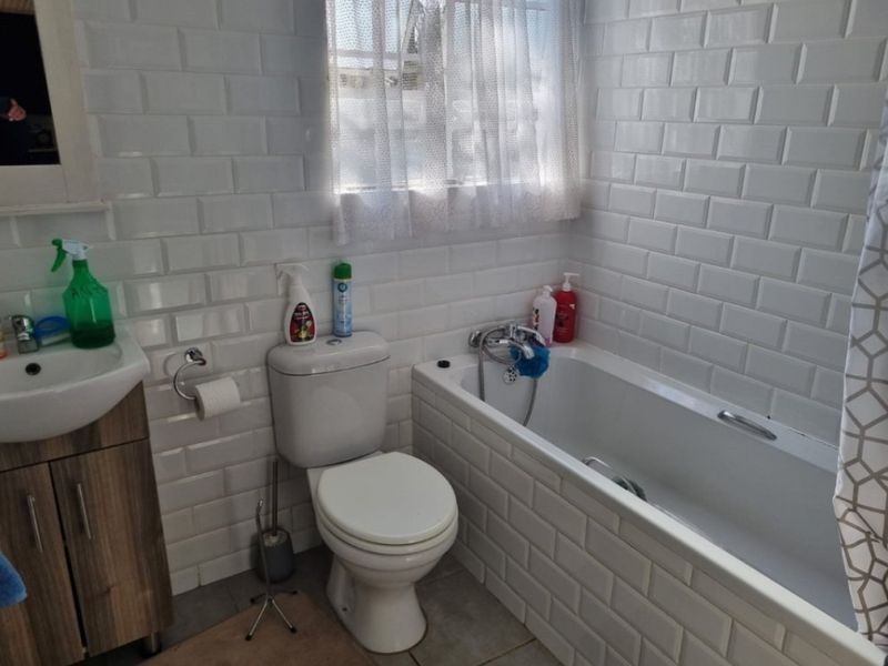 Secure, Spacious & Perfectly Located 3-Bedroom Flat - Photo 4