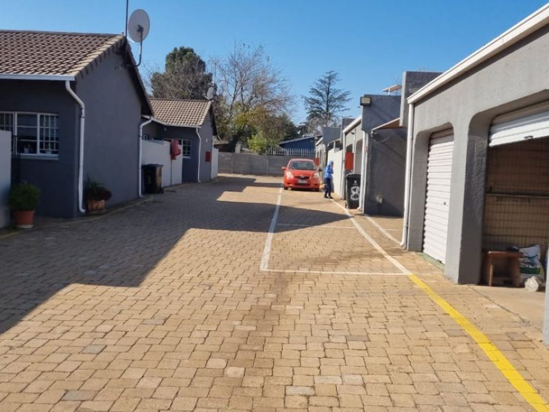 Secure, Spacious & Perfectly Located 3-Bedroom Flat - Photo 7