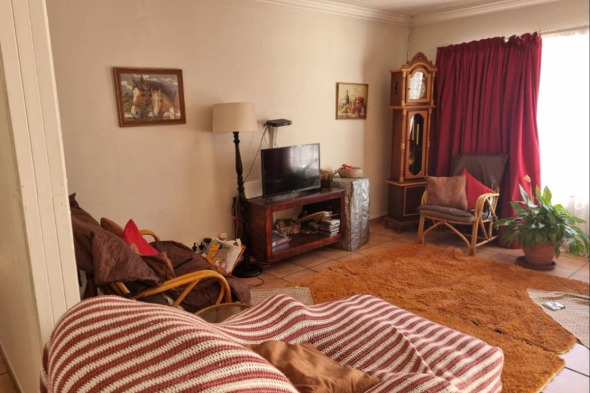 Secure, Spacious & Perfectly Located 3-Bedroom Flat - Photo 2