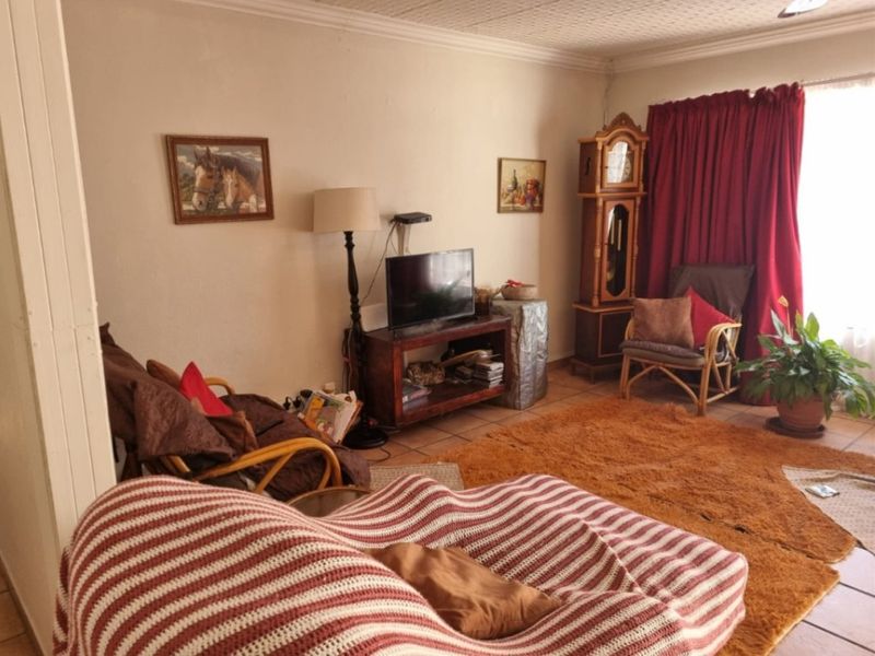 Secure, Spacious & Perfectly Located 3-Bedroom Flat - Photo 2