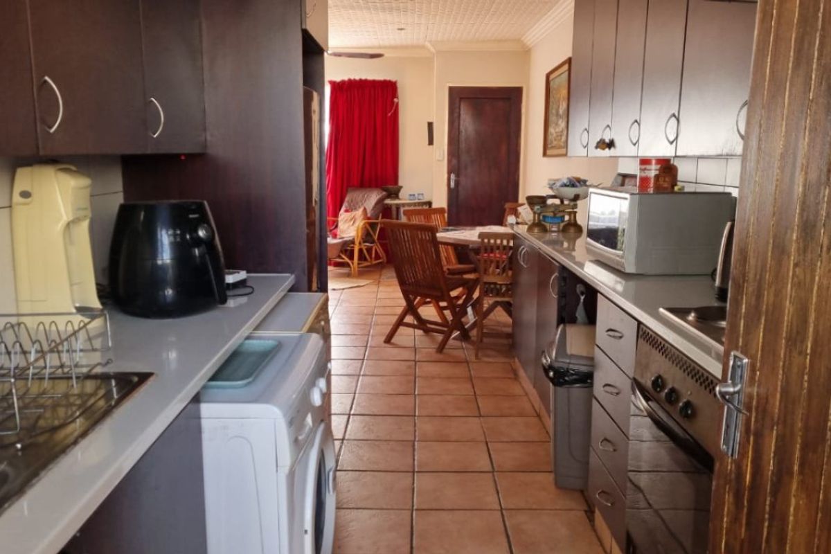 Secure, Spacious & Perfectly Located 3-Bedroom Flat - Photo 3