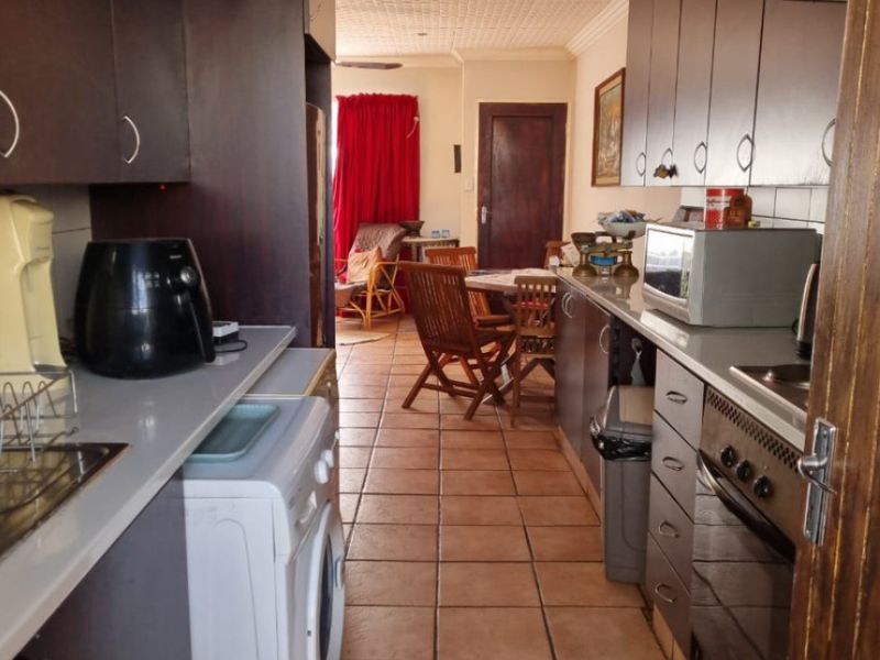 Secure, Spacious & Perfectly Located 3-Bedroom Flat - Photo 3