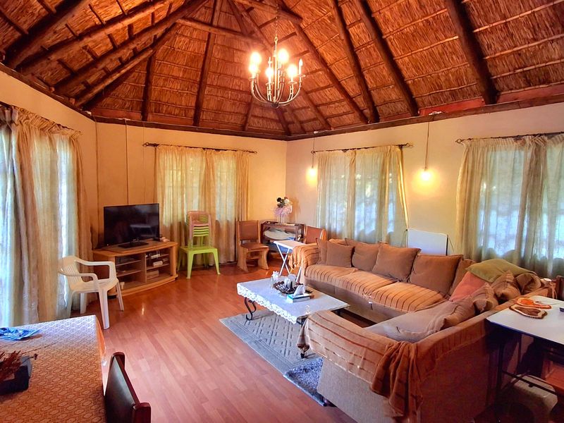 4-Bedroom, 2-Bathroom Family Home with Income-Generating Flatlet - Photo 2