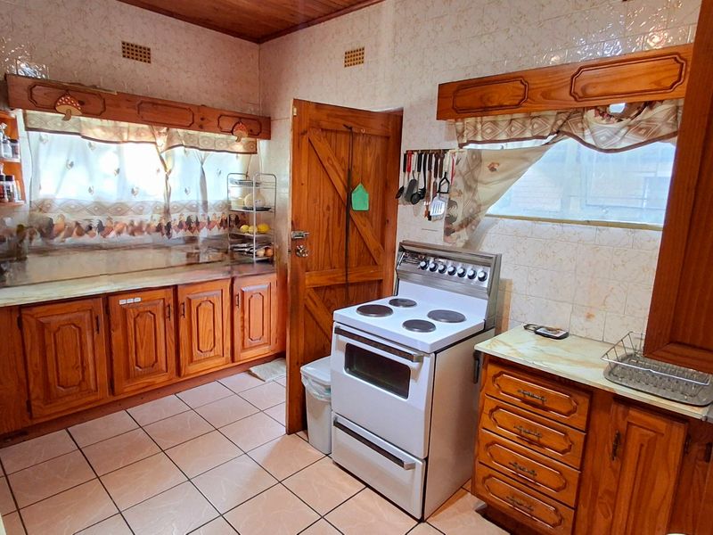 4-Bedroom, 2-Bathroom Family Home with Income-Generating Flatlet - Photo 3