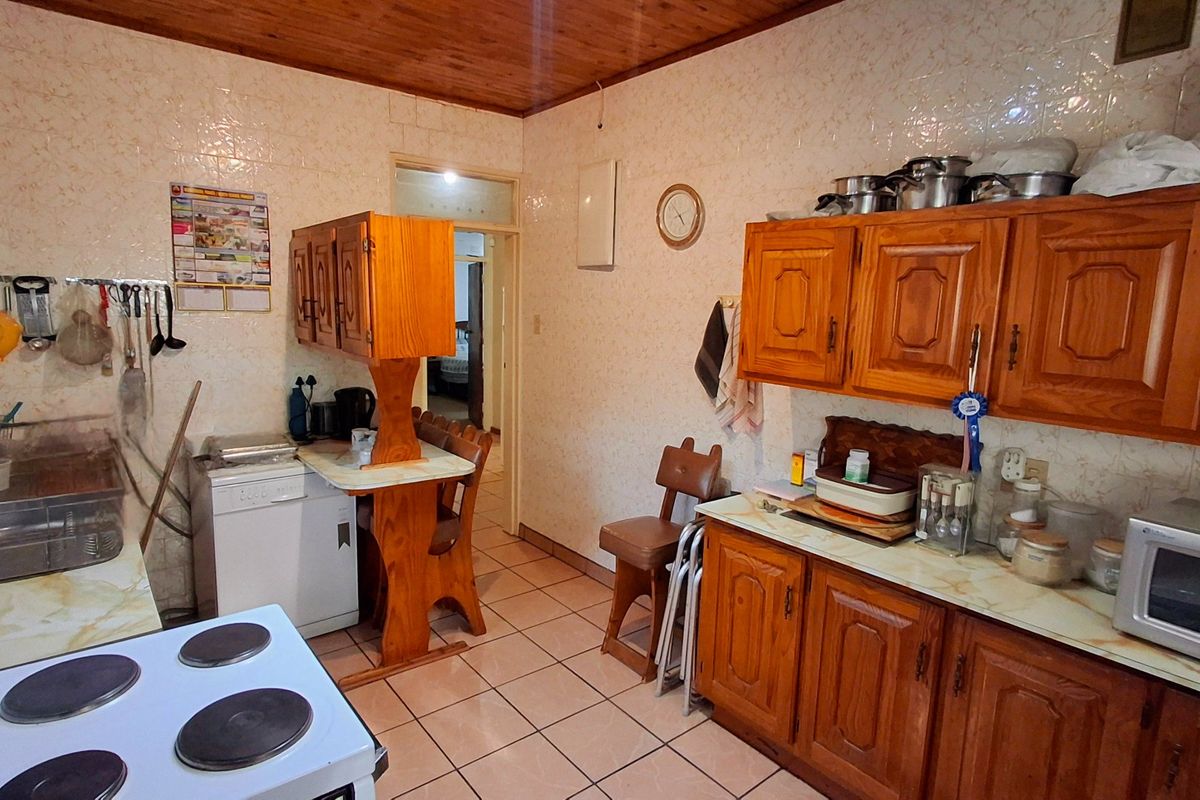 4-Bedroom, 2-Bathroom Family Home with Income-Generating Flatlet - Photo 5