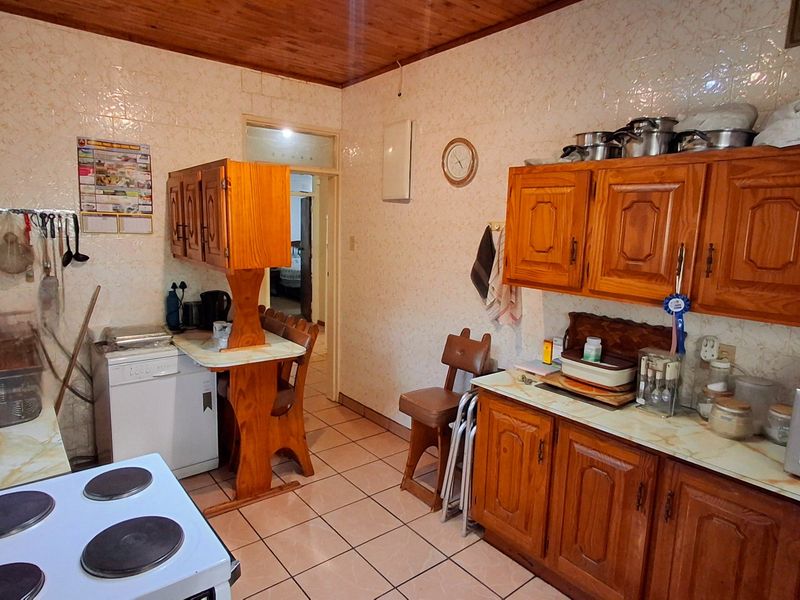 4-Bedroom, 2-Bathroom Family Home with Income-Generating Flatlet - Photo 5