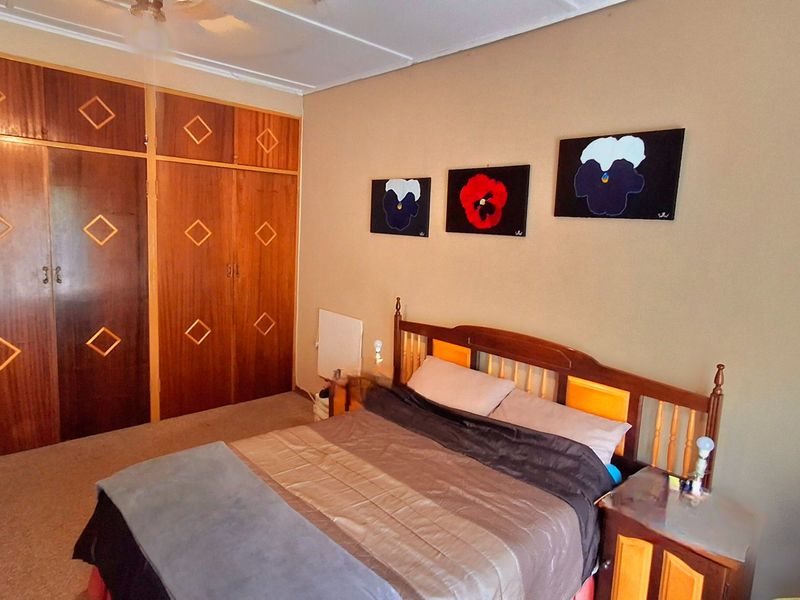 4-Bedroom, 2-Bathroom Family Home with Income-Generating Flatlet - Photo 10