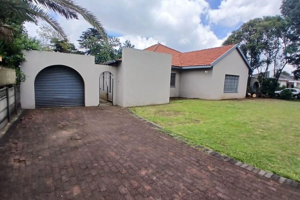 Spacious Family Home with Exceptional Amenities - Photo 4