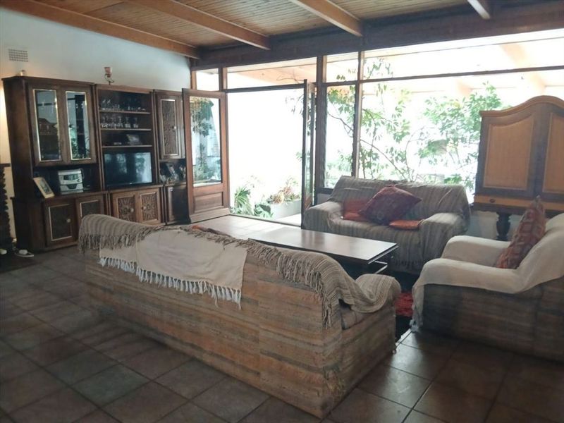 Spacious Family Home with Exceptional Amenities - Photo 2