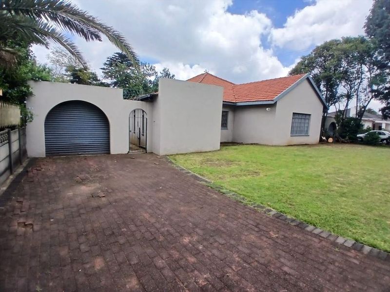 Spacious Family Home with Exceptional Amenities - Photo 4