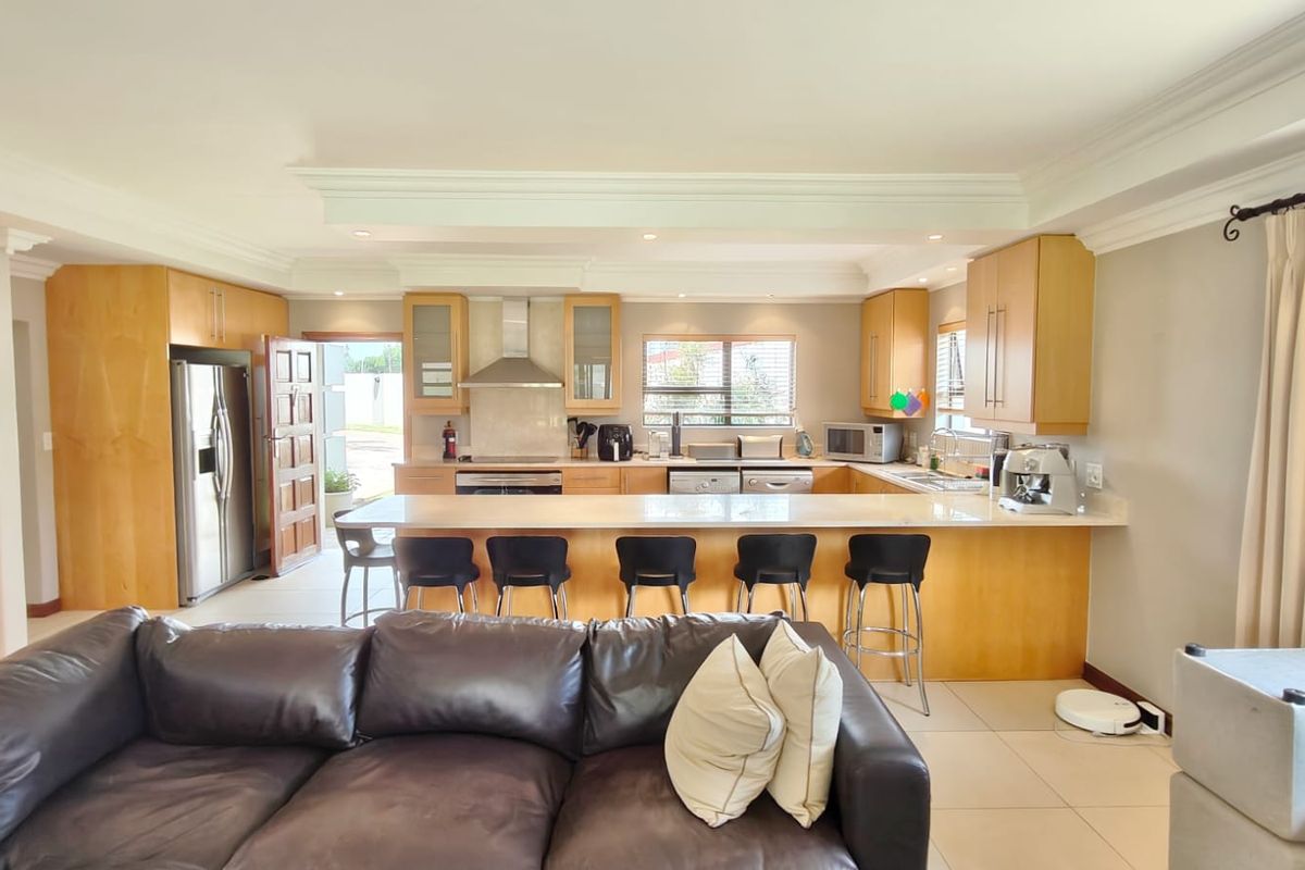 Luxury Waterfront Living with Panoramic Vaal Dam Views - Photo 4