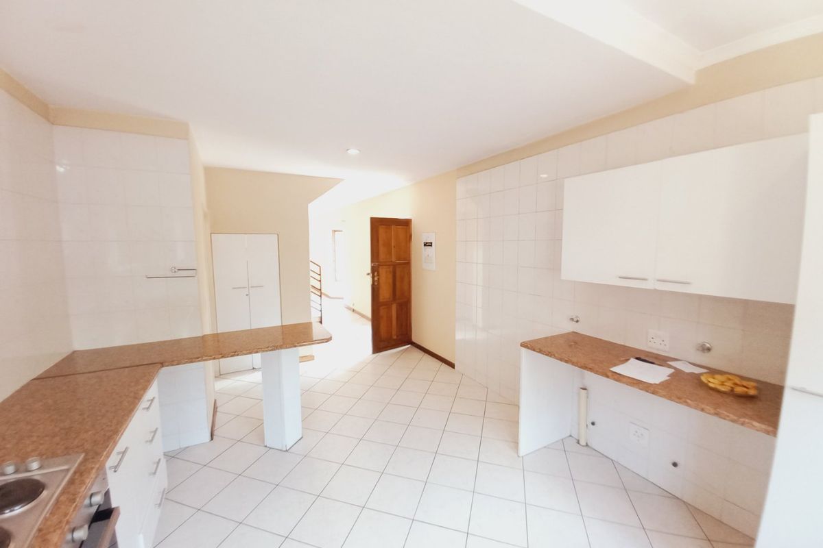 A Secure and Stylish Duplex Offering Comfortable Living in Sought-After Buurendal - Photo 4