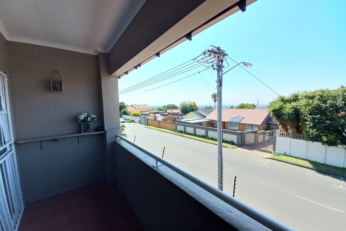 An Easy-Living Apartment Set in a Quiet and Well-Positioned Corner of Sunnyridge - Photo 5