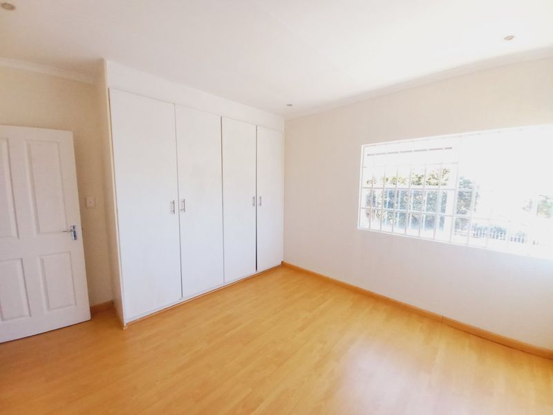 An Easy-Living Apartment Set in a Quiet and Well-Positioned Corner of Sunnyridge - Photo 9