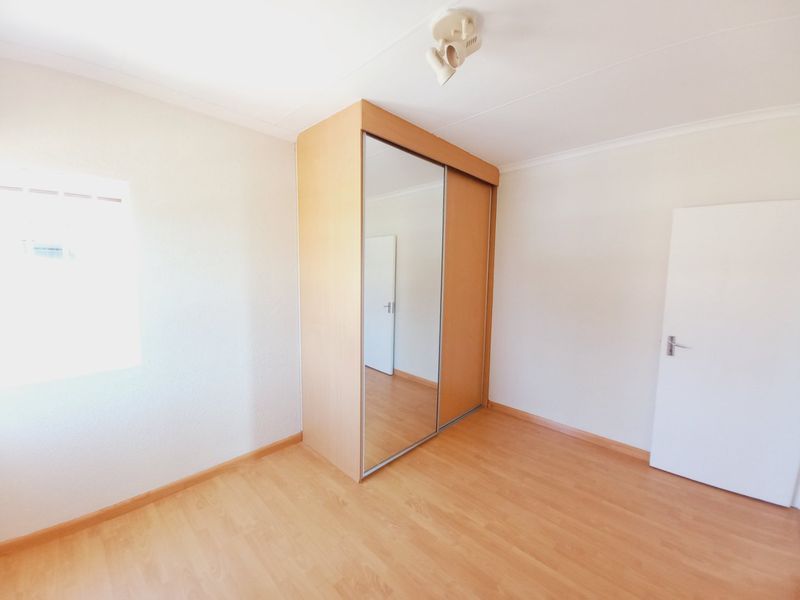 An Easy-Living Apartment Set in a Quiet and Well-Positioned Corner of Sunnyridge - Photo 7