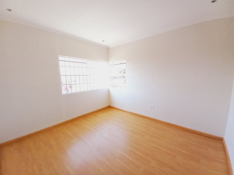 An Easy-Living Apartment Set in a Quiet and Well-Positioned Corner of Sunnyridge - Photo 8