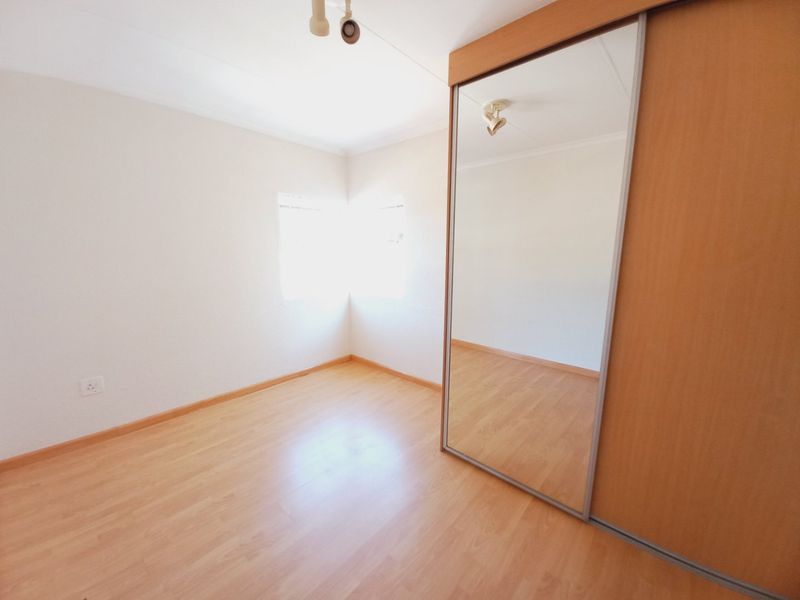 An Easy-Living Apartment Set in a Quiet and Well-Positioned Corner of Sunnyridge - Photo 6