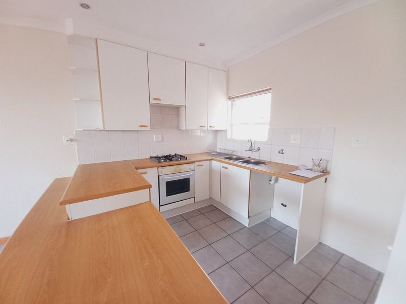 An Easy-Living Apartment Set in a Quiet and Well-Positioned Corner of Sunnyridge - Photo 4