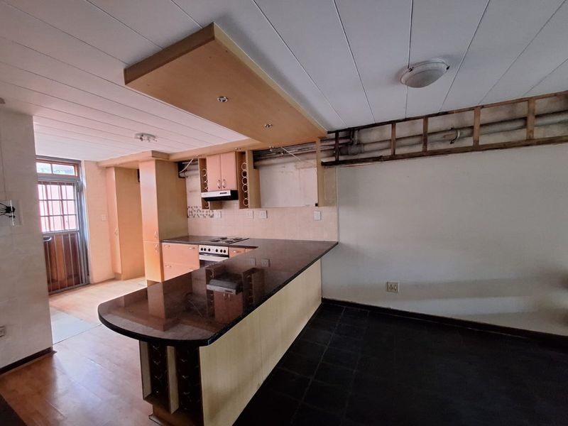 Tranquil 3-Bedroom Duplex in Beautiful Tree-Filled Complex | Deceased Estate Opportunity - Photo 8