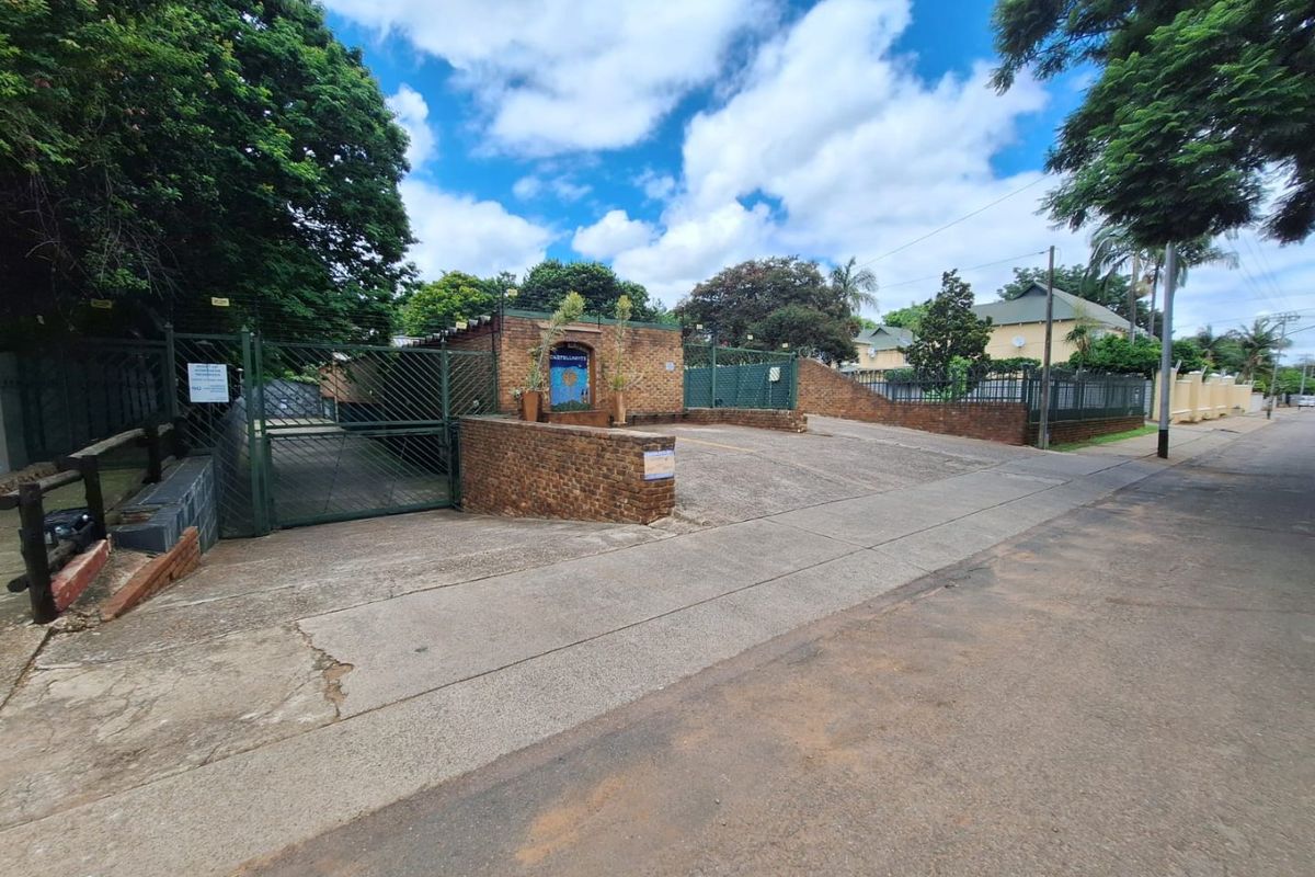 Tranquil 3-Bedroom Duplex in Beautiful Tree-Filled Complex | Deceased Estate Opportunity - Photo 2