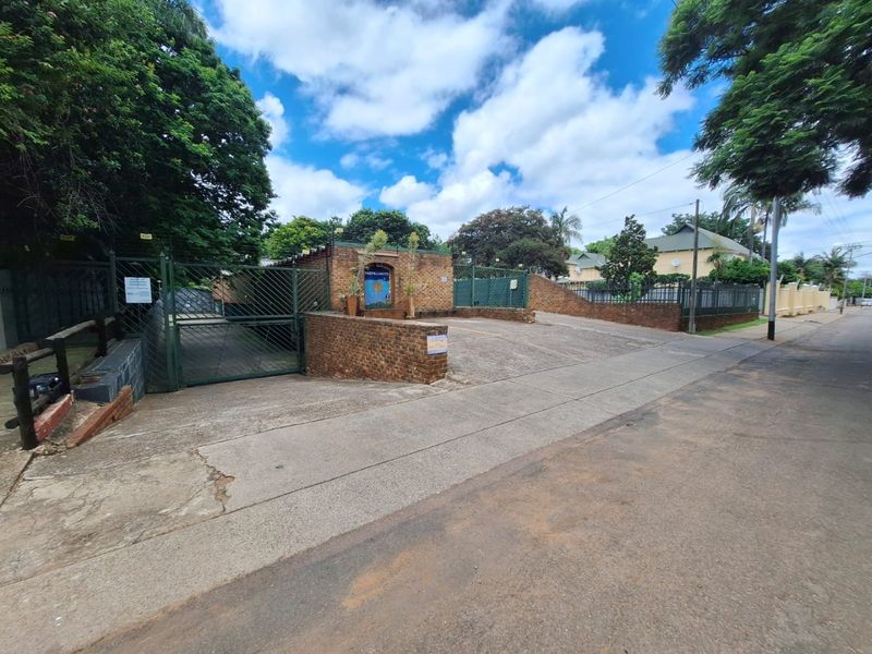 Tranquil 3-Bedroom Duplex in Beautiful Tree-Filled Complex | Deceased Estate Opportunity - Photo 2